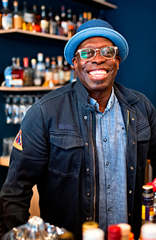 Djammeh an der Bar.
